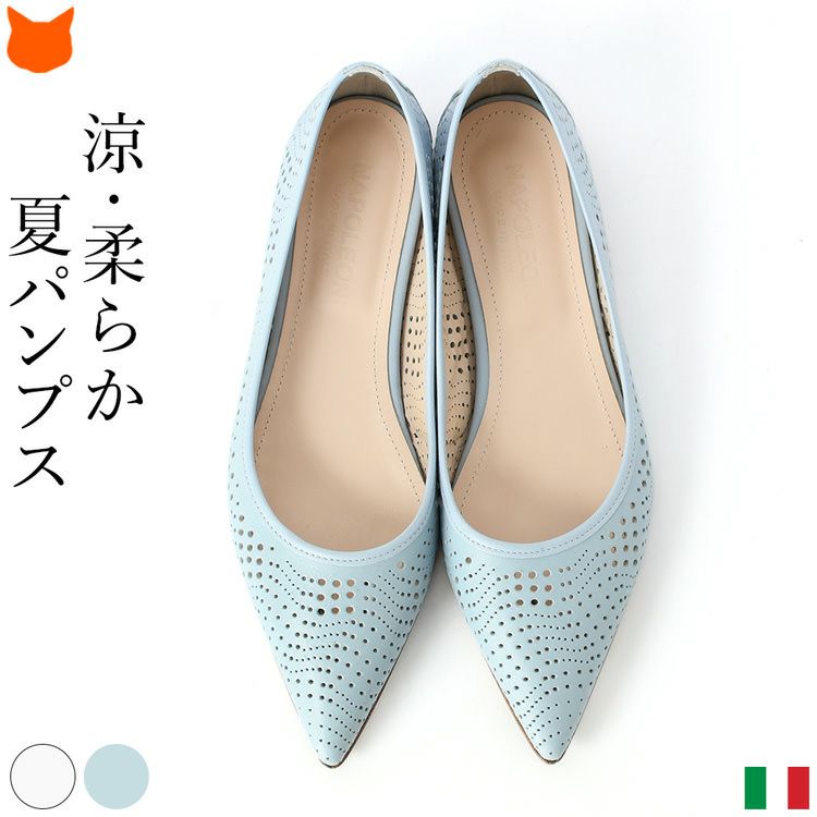 鮮やかブルー フェラガモパンプス 立ち止まっ
