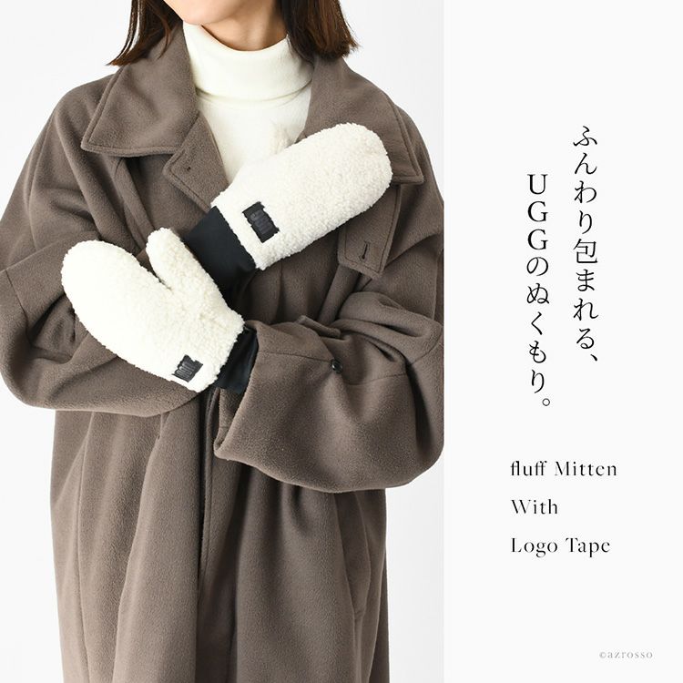UGGのもこもこ暖かいミトン手袋を着用した女性モデル。おしゃれなブランドロゴパッチがアクセントの秋冬向けレディースミトングローブ。