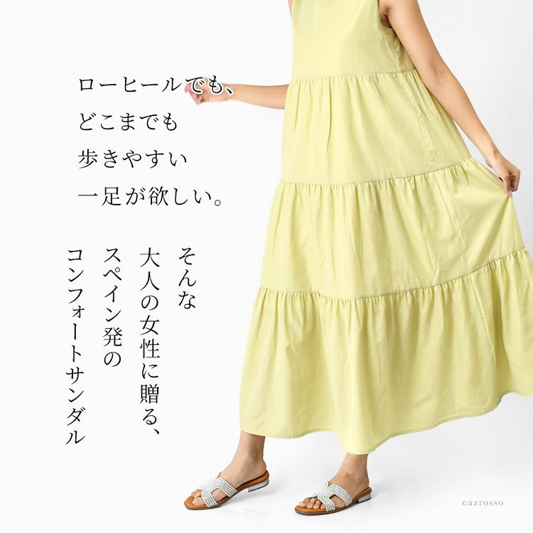 革が柔らかいから歩きやすく、クッション性の高い低反発フラットソールで疲れにくい「オーマイサンダルズ」のラインストーンサンダル