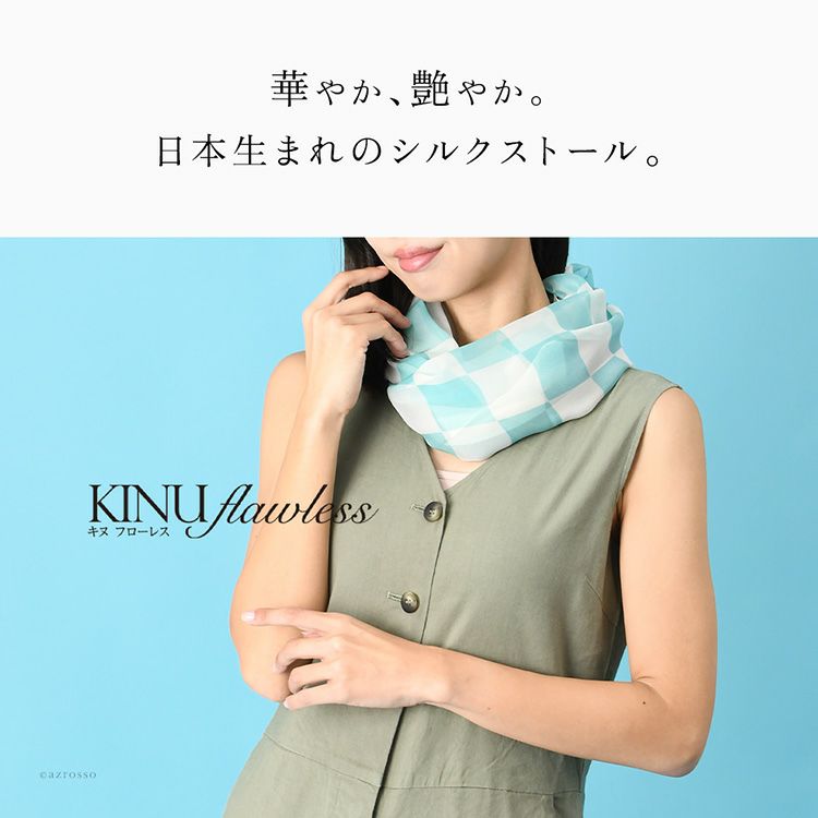 シルク100%の日本製シルクスカーフ（横浜スカーフ）幾何学模様柄をおしゃれに着こなす女性モデル