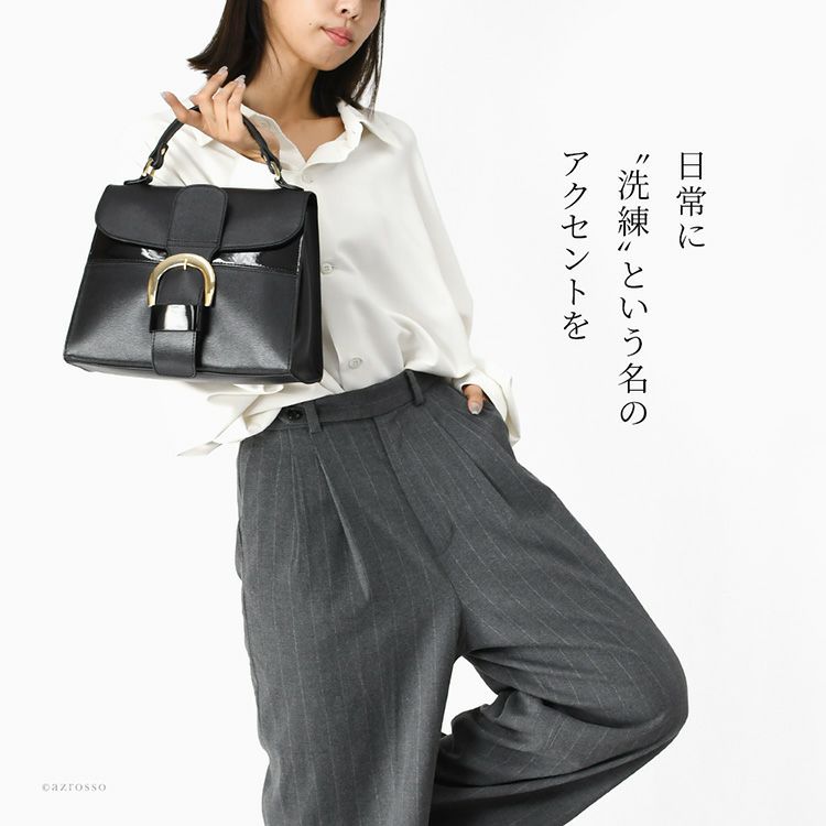 小さめでもマチ広で自立。イタリア製のレディース本革2wayショルダーハンドバッグをスタイリッシュに持つ女性モデル