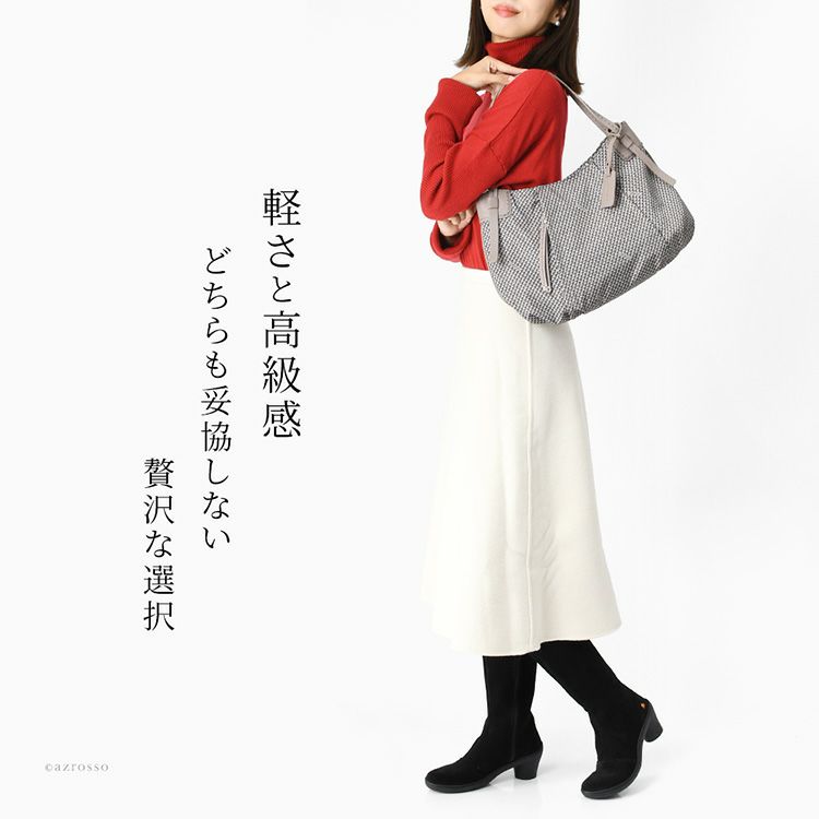 上質ナイロン&本革製。イタリアブランドの軽量トートバッグをスタイリッシュに肩掛けする女性モデル