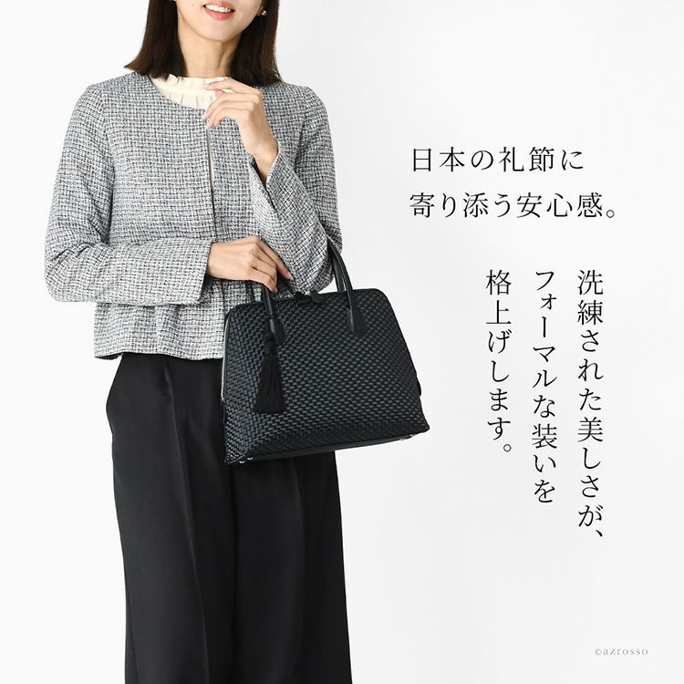 結婚式や葬儀、入学式や卒業式など大切なフォーマルシーンで。美しいサテン地のメッシュバッグは日本のマナーに寄り添う安心感があります。Takaya(高屋)アルカンから自立するタッセル付きハンドバッグ。
