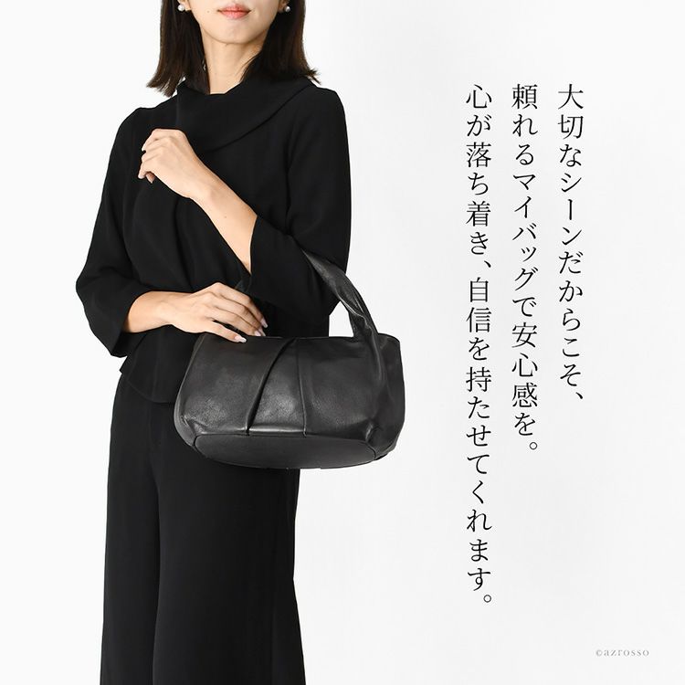 入学式や卒業式、お受験、結婚式など大切なセレモニーシーンで。美しく柔らかなレザーと、クシュっとしたフォルムが他にない存在感と安心感があります。Takaya(高屋)アルカンこだわりのタックデザインが美しい本革のフォーマルバッグ。